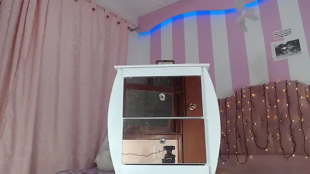 Snapshot of zaleya_mateus chatting on December 19, 11:17 am zaleya mateus online show from December 19, 11:17 am