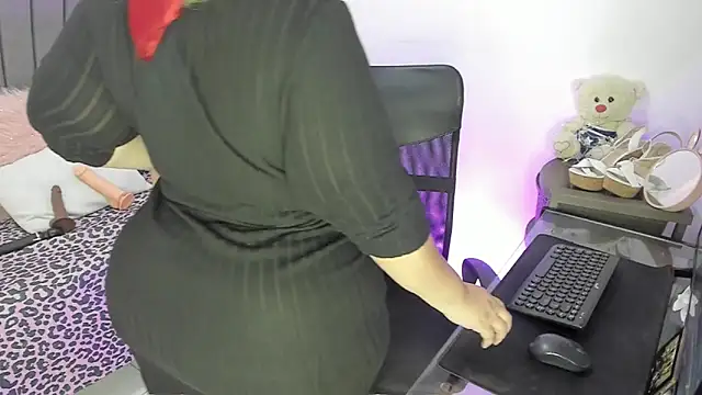 Snapshot of shannonbbw chatting on December 2, 8:26 pm shannonbbw online show from December 2, 8:26 pm