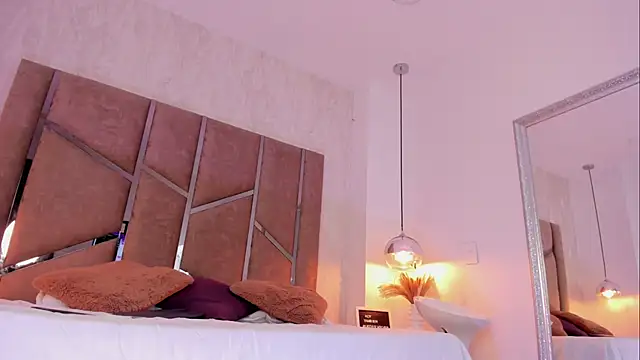 Snapshot of Martinaa_Jones_ chatting on February 8, 5:50 pm Martinaa Jones online show from February 8, 5:50 pm