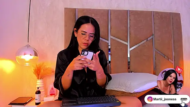 Snapshot of Martinaa_Jones_ chatting on March 8, 1:06 am Martinaa Jones online show from March 8, 1:06 am
