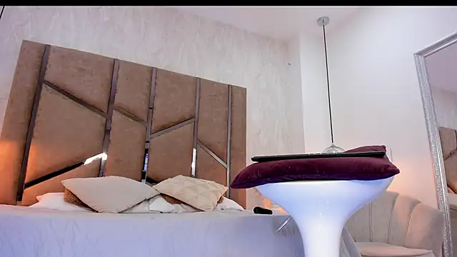 Snapshot of Martinaa_Jones_ chatting on September 18, 7:38 pm Martinaa Jones online show from September 18, 7:38 pm