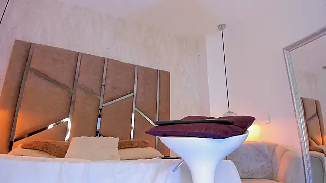 Snapshot of Martinaa_Jones_ chatting on October 4, 8:07 pm Martinaa Jones online show from October 4, 8:07 pm
