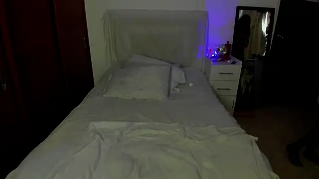 Lucyerobbie online show from November 15, 8:05 pm