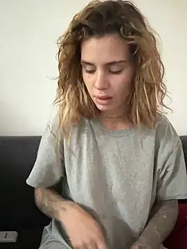 EmiliaCatalina online show from February 7, 6:33 pm