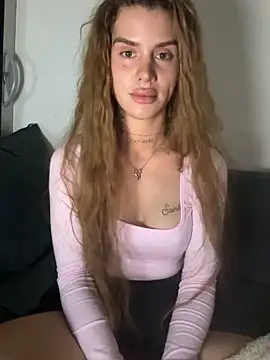 Snapshot of EmiliaCatalina chatting on April 27, 11:58 pm EmiliaCatalina online show from April 27, 11:58 pm