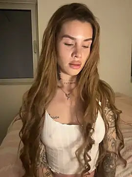 Snapshot of EmiliaCatalina chatting on May 1, 12:59 am EmiliaCatalina online show from May 1, 12:59 am