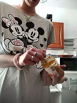 LauraBaby online show from September 29, 12:10 pm