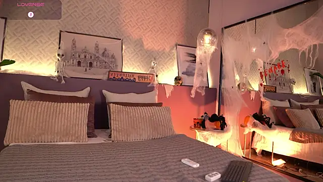 ElleDiane online show from October 23, 11:46 pm