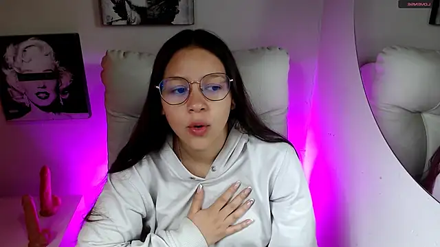 Snapshot of SamanthaRoldaan chatting on February 13, 1:40 pm SamanthaRoldaan online show from February 13, 1:40 pm