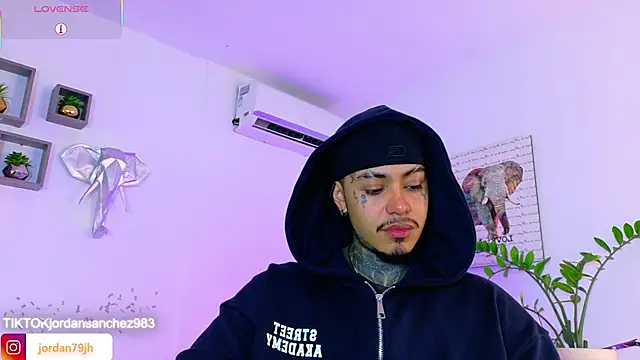 JordanSmiith  online show from May 28, 8:39 pm