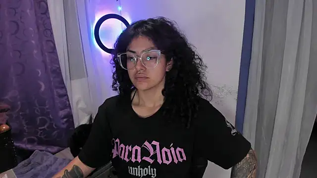 Snapshot of witchviolet chatting on January 5, 3:22 am witchviolet online show from January 5, 3:22 am