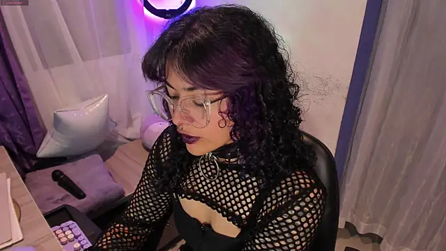 Snapshot of witchviolet chatting on January 16, 11:59 pm witchviolet online show from January 16, 11:59 pm