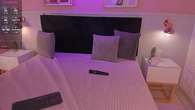 Snapshot of chloe_watson_ chatting on April 1, 8:17 pm chloe watson online show from April 1, 8:17 pm