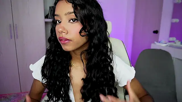 Snapshot of forever__young chatting on October 7, 3:04 am forever young online show from October 7, 3:04 am