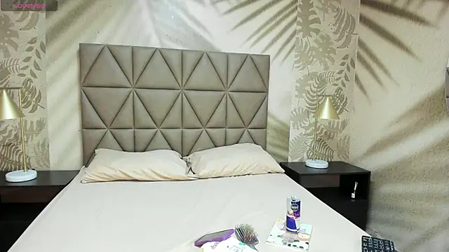 Snapshot of AnneDixie chatting on February 13, 3:13 am AnneDixie online show from February 13, 3:13 am