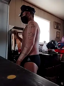 Snapshot of prettyboi6992 chatting on December 16, 8:36 pm prettyboi6992 online show from December 16, 8:36 pm