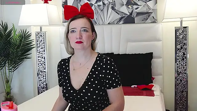 BarbieeAnn online show from December 14, 5:29 am