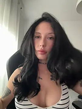 Snapshot of BellaGiaxx chatting on December 2, 10:42 am BellaGiaxx online show from December 2, 10:42 am