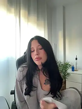 Snapshot of BellaGiaxx chatting on December 3, 3:21 pm BellaGiaxx online show from December 3, 3:21 pm