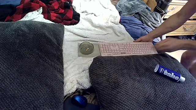 Snapshot of cdressupdiva chatting on December 14, 12:01 pm cdressupdiva online show from December 14, 12:01 pm