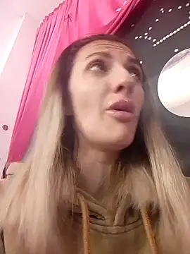 Snapshot of RileyLanna chatting on December 18, 3:51 pm RileyLanna online show from December 18, 3:51 pm