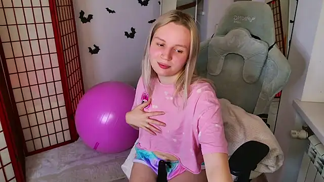 Beatrica Klein online show from November 2, 2:08 pm