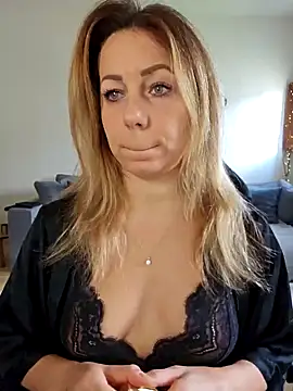 Snapshot of angela_88 chatting on January 23, 10:54 am angela 88 online show from January 23, 10:54 am