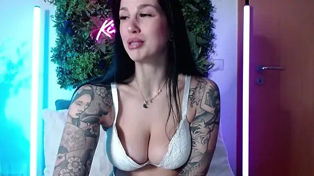 Snapshot of KiraKane1 chatting on January 6, 5:41 am KiraKane1 online show from January 6, 5:41 am