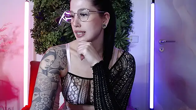 Snapshot of KiraKane1 chatting on February 5, 11:12 am KiraKane1 online show from February 5, 11:12 am