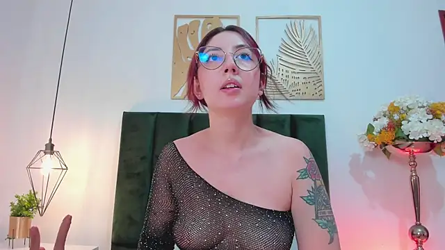 Emilywatsonn online show from January 11, 12:18 pm