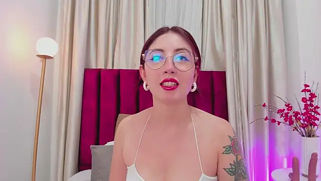 Emilywatsonn online show from January 27, 11:43 am