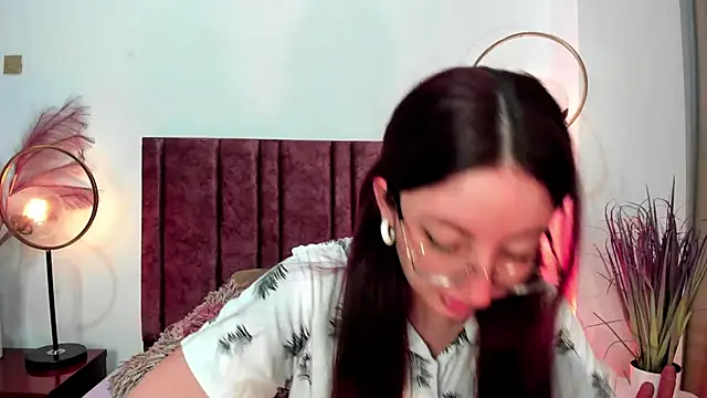 Emilywatsonn online show from February 7, 11:45 am