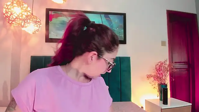 Emilywatsonn online show from November 15, 8:05 pm