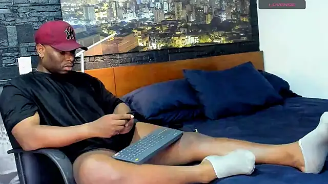 Snapshot of thomas_santtos1 chatting on March 19, 9:58 pm thomas santtos1 online show from March 19, 9:58 pm