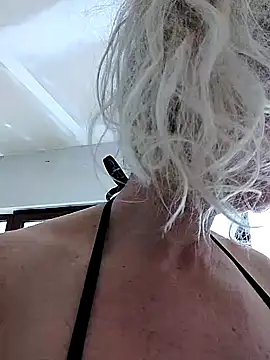 Snapshot of Tinuus chatting on March 8, 1:25 pm Tinuus online show from March 8, 1:25 pm