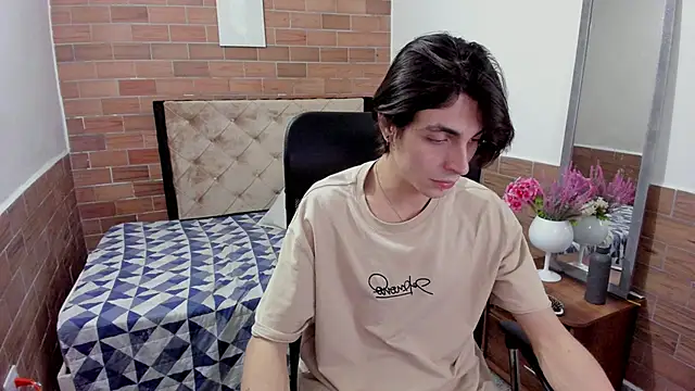 Snapshot of MIKE_HUNTER7 chatting on December 4, 3:37 am MIKE HUNTER7 online show from December 4, 3:37 am