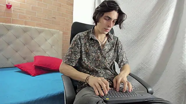 Snapshot of MIKE_HUNTER7 chatting on February 5, 1:00 pm MIKE HUNTER7 online show from February 5, 1:00 pm