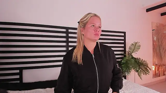 stefanny ruiz  online show from December 2, 3:47 pm