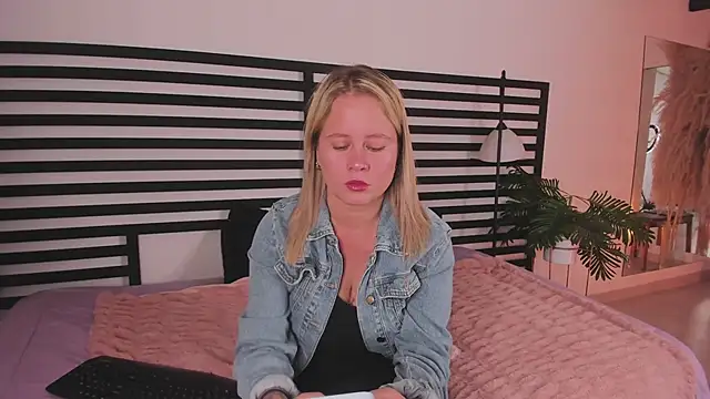 stefanny ruiz  online show from January 18, 12:36 pm