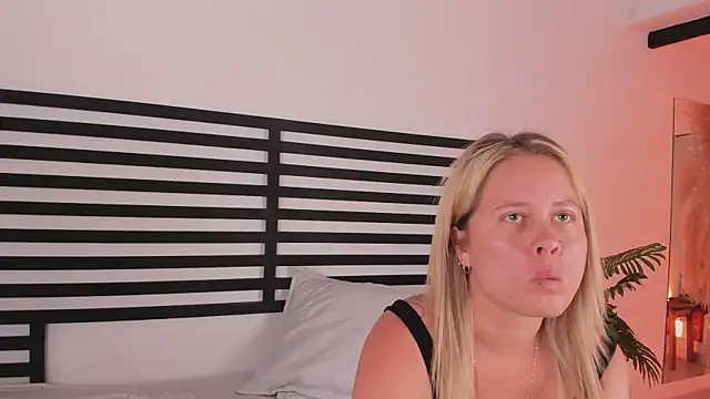 stefanny ruiz  online show from January 25, 3:20 pm