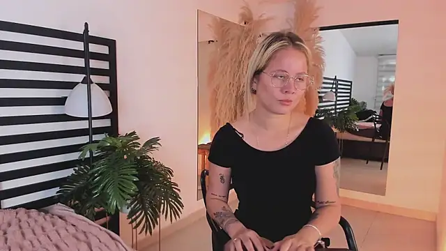 stefanny ruiz  online show from January 26, 2:41 pm