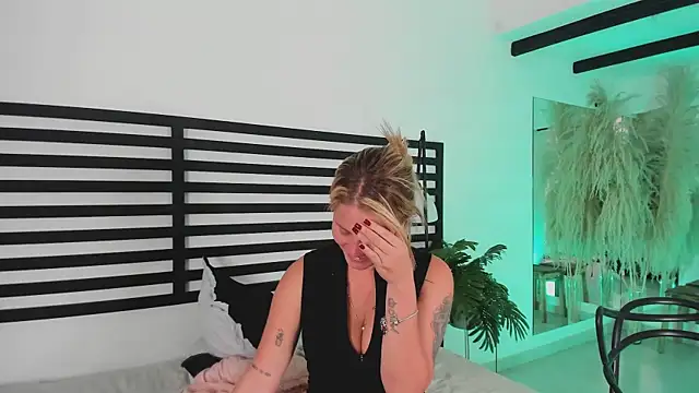 stefanny ruiz  online show from January 28, 6:28 pm