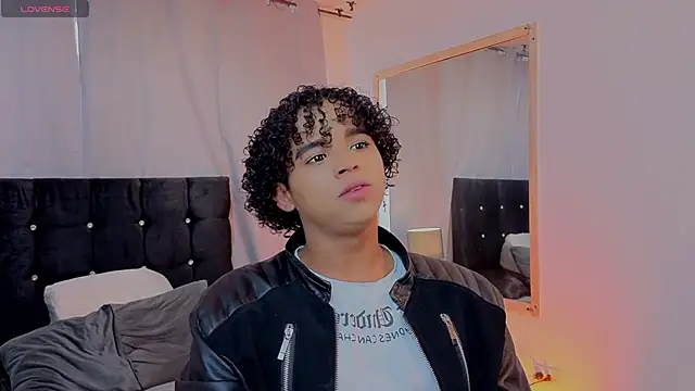 Snapshot of Noah_Smith04 chatting on January 9, 2:09 pm Noah Smith04 online show from January 9, 2:09 pm