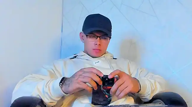 NoahhBrown online show from February 1, 3:19 am