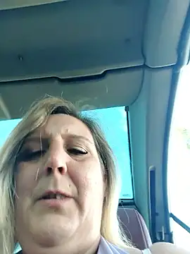 BecciDeluxe online show from November 7, 1:00 pm