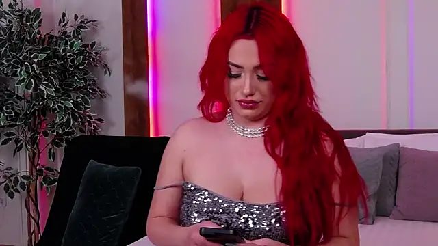 Snapshot of EmyHilton chatting on November 8, 6:13 am EmyHilton online show from November 8, 6:13 am