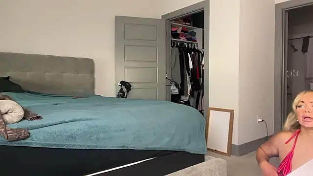 Snapshot of ElenaErickson chatting on December 2, 11:07 pm ElenaErickson online show from December 2, 11:07 pm