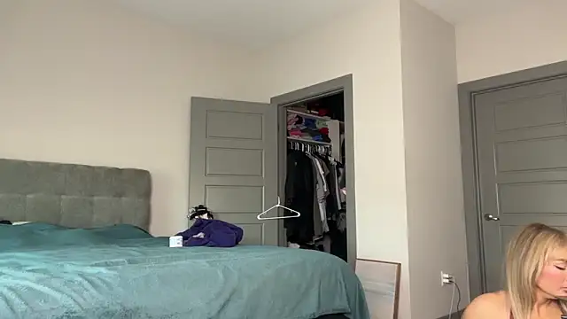 Snapshot of ElenaErickson chatting on February 3, 11:47 pm ElenaErickson online show from February 3, 11:47 pm