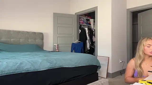 Snapshot of ElenaErickson chatting on February 25, 12:03 am ElenaErickson online show from February 25, 12:03 am