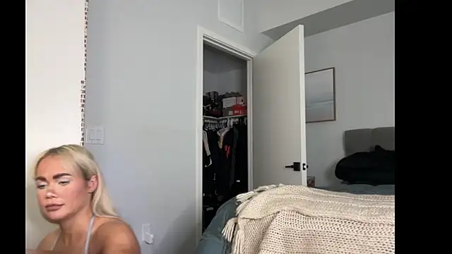 Snapshot of ElenaErickson chatting on January 7, 8:33 pm ElenaErickson online show from January 7, 8:33 pm